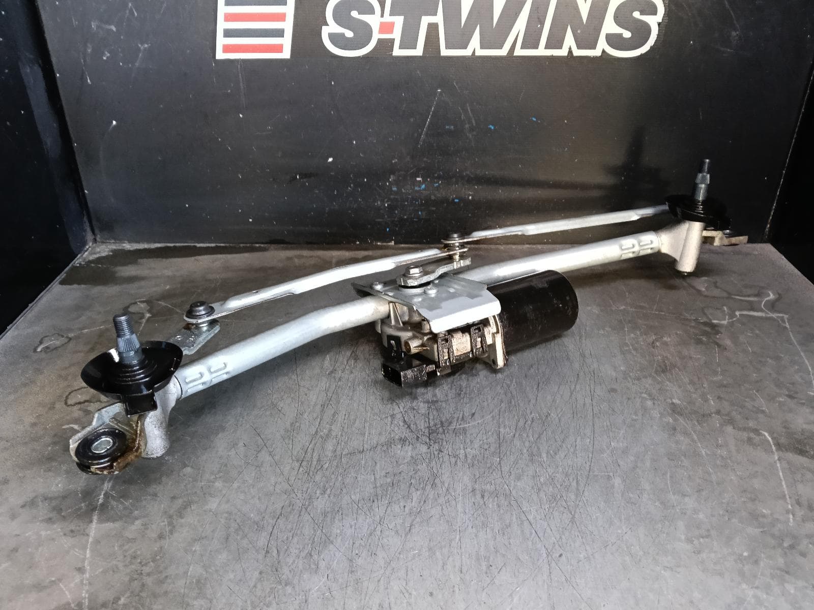 Used auto part listing image: 2018 KIA CARNIVAL/GRAND CARNIVAL WIPER MOTOR FRONT, YP, 12/14-10/20 0000398099