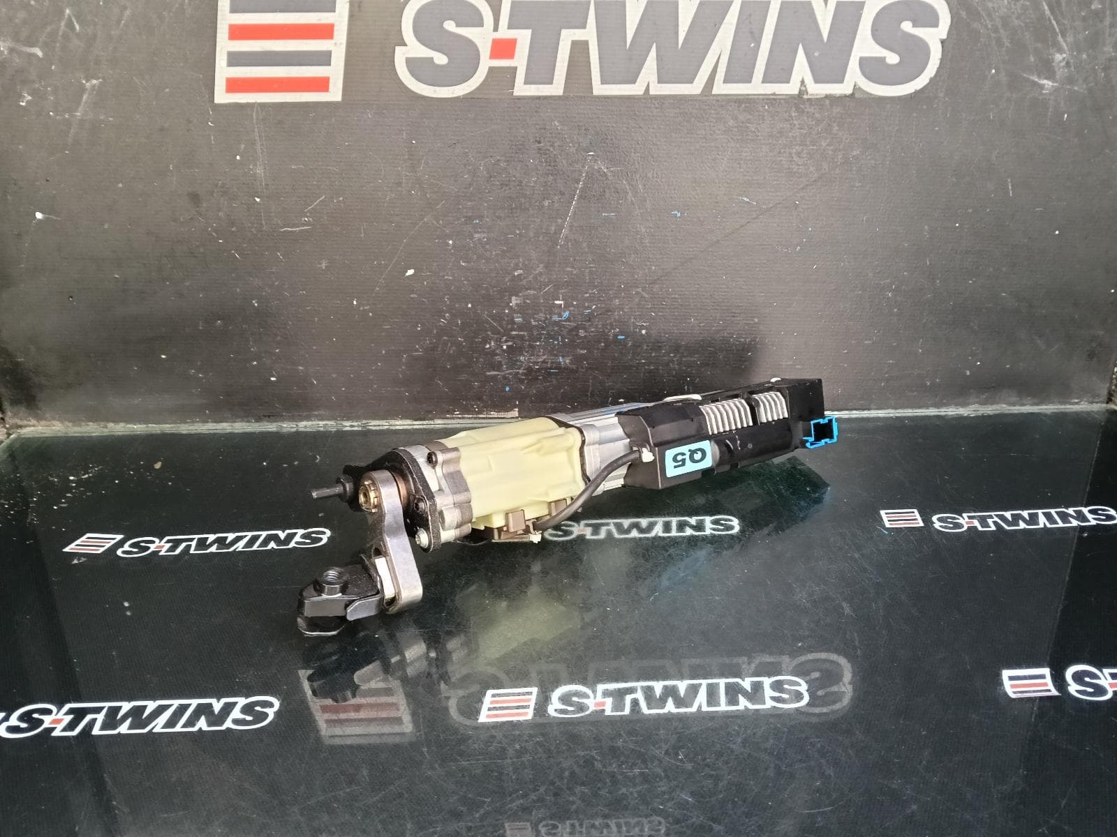 Used auto part listing image: 2016 AUDI Q5 HATCH STRUT TAILGATE LIFT MOTOR (LH SIDE), 8R, 12/08-01/17 0000397528