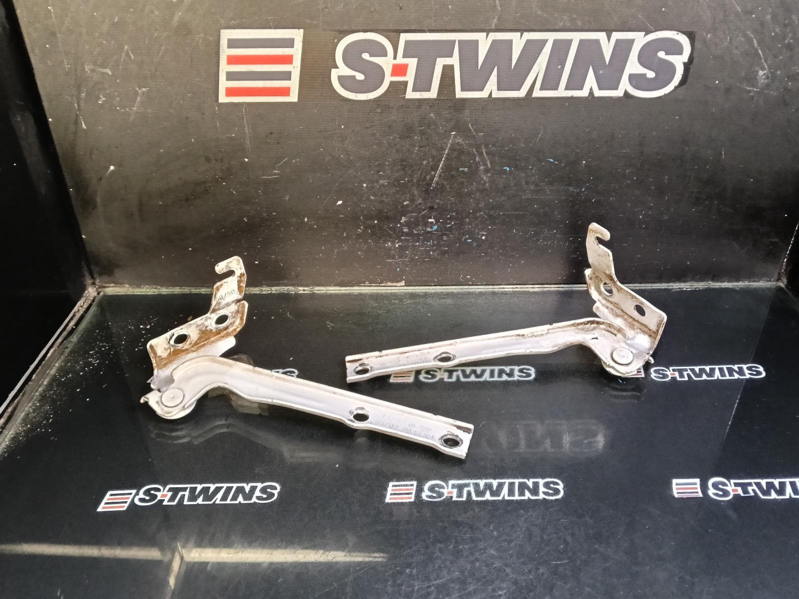 Used auto part listing image: 2014 VOLKSWAGEN TIGUAN BONNET HINGE STRUT HINGES (PAIR), 5N, 05/08-08/16 0000397844