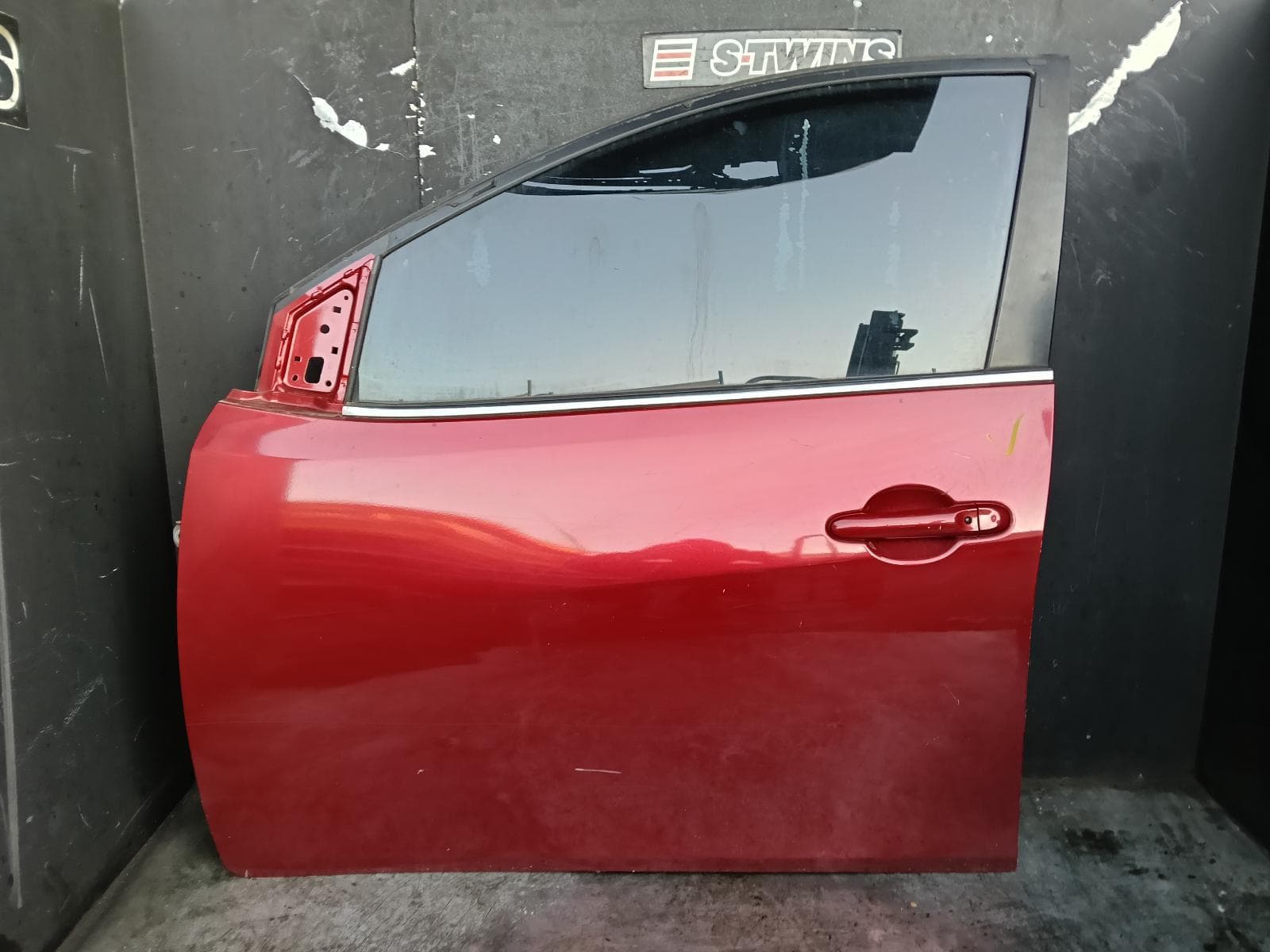 Used auto part listing image: 2015 NISSAN PULSAR LEFT FRONT DOOR C12, HATCH, 05/13-12/16 0000411240