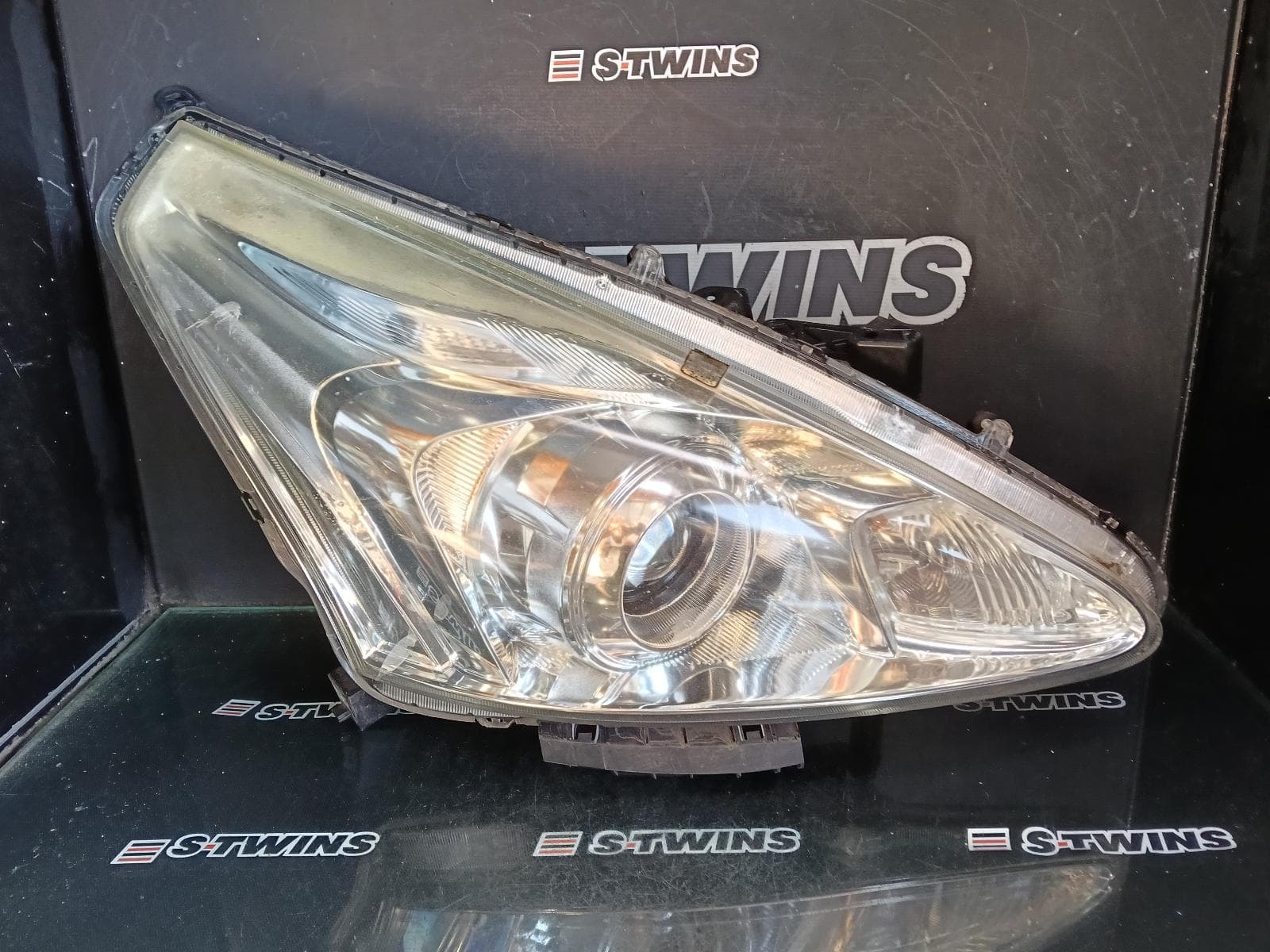 Used auto part listing image: 2015 NISSAN PULSAR RIGHT HEADLAMP C12, HATCH, SSS, XENON TYPE, 05/13-12/16 0000411343