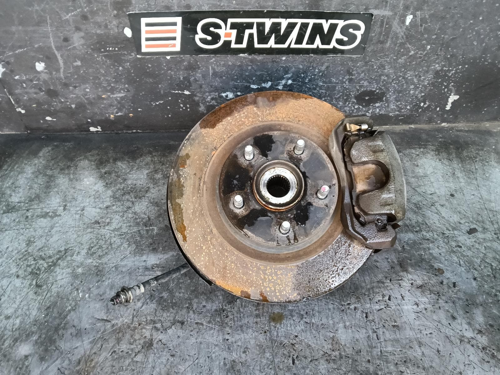 Used auto part listing image: 2015 NISSAN PULSAR RIGHT FRONT HUB ASSEMBLY B17/C12, 12/12-12/17 0000411348
