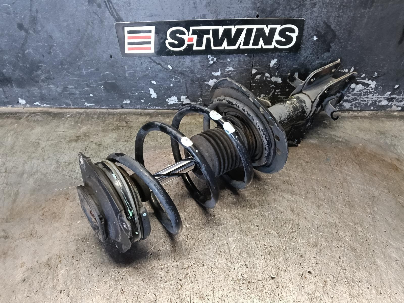 Used auto part listing image: 2015 NISSAN PULSAR LEFT FRONT STRUT B17/C12, 1.6, 05/13-12/16 0000411349