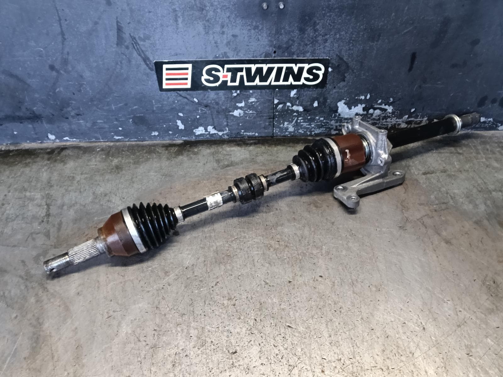Used auto part listing image: 2015 NISSAN PULSAR RIGHT DRIVESHAFT AUTO T/M, 1.6, B17/C12, 05/13-12/16 0000411350