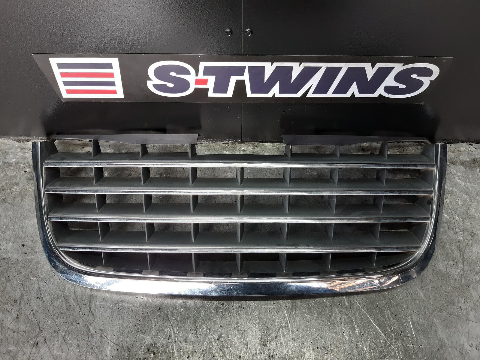 Used auto part listing image: 2010 CHRYSLER VOYAGER GRILLE RADIATOR GRILLE, RT, CHROME, 03/08-12/14 0000114431