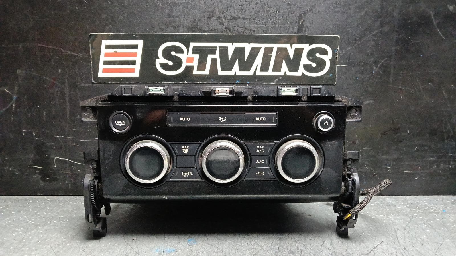 Used auto part listing image: 2017 LAND ROVER DISCOVERY HEATER AC CONTROLS L462, FRONT, NON SYNC BUTTON, NON SEAT WARMER TYPE, 12/16-12/20 0000400892