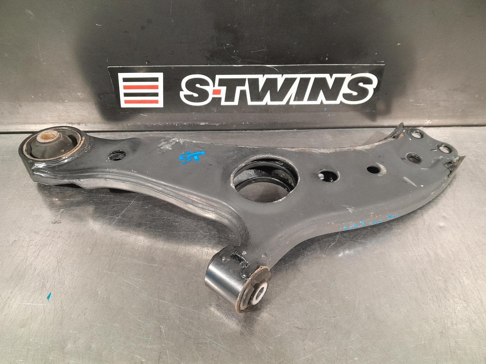 Used auto part listing image: 2013 KIA SORENTO RIGHT FRONT LOWER CONTROL ARM XM, 10/12-12/14 0000304400