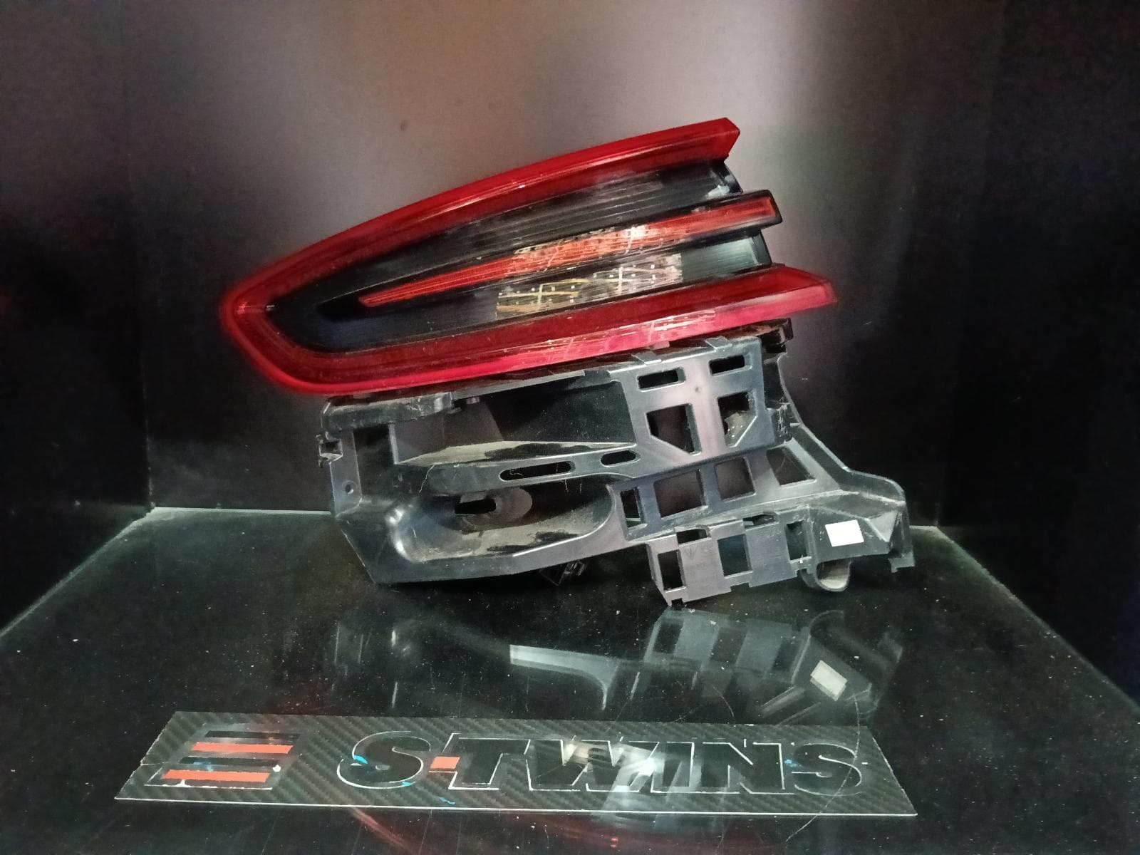 Used auto part listing image: 2016 PORSCHE MACAN LEFT TAILLIGHT IN BODY, 95B, LED TYPE, 06/14-07/18 0000385958
