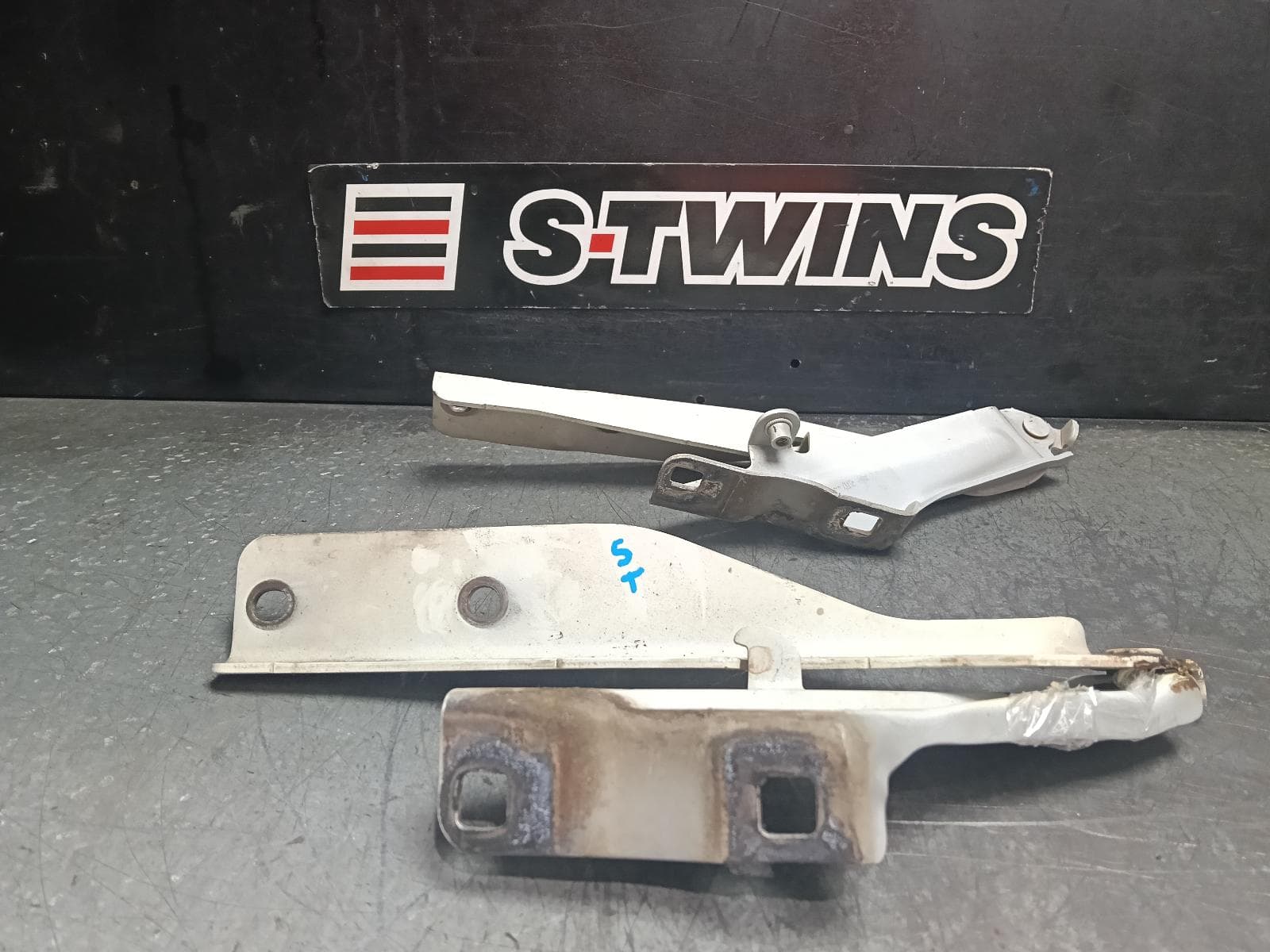 Used auto part listing image: 2017 NISSAN NAVARA BONNET HINGE STRUT NP300, HINGES (PAIR), 04/15- 0000413267