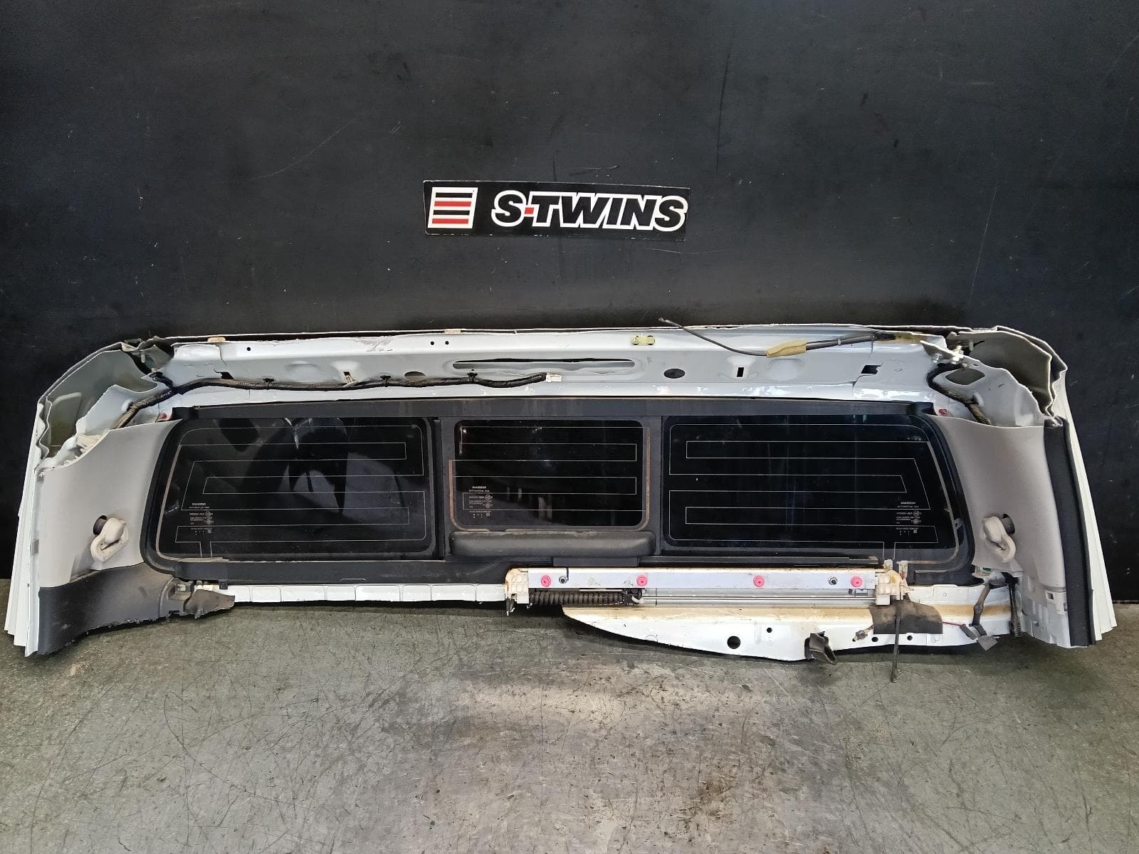 Used auto part listing image: 2017 NISSAN NAVARA REAR TAILGATE GLASS NP300, REAR SCREEN GLASS, W/ POWER SLIDING TYPE, DUAL CAB, 04/15- 0000413271