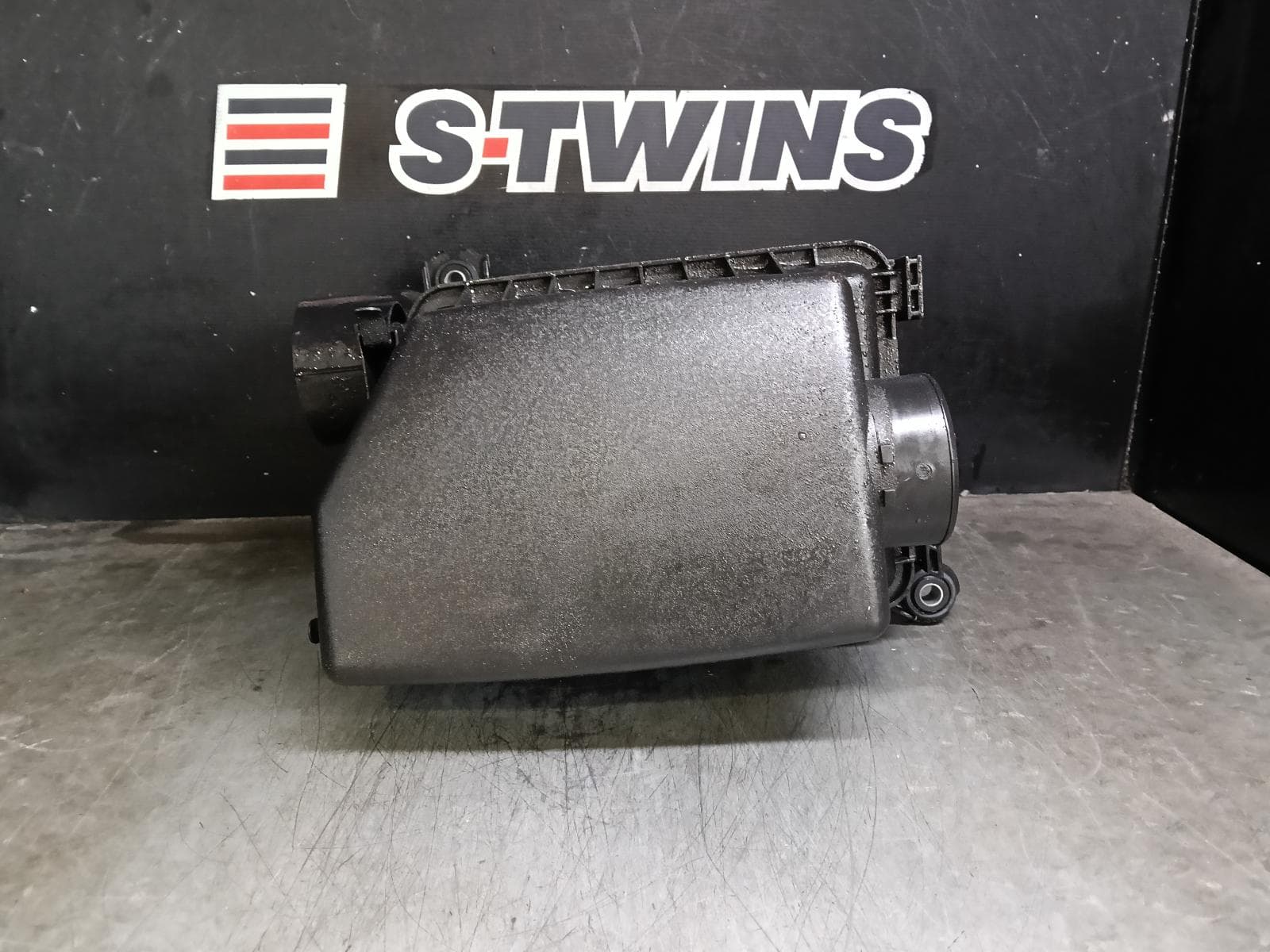 Used auto part listing image: 2013 HYUNDAI I30 AIR CLEANER BOX AIR CLEANER, GD, 1.8/2.0, PETROL, 05/12-02/17 0000401665