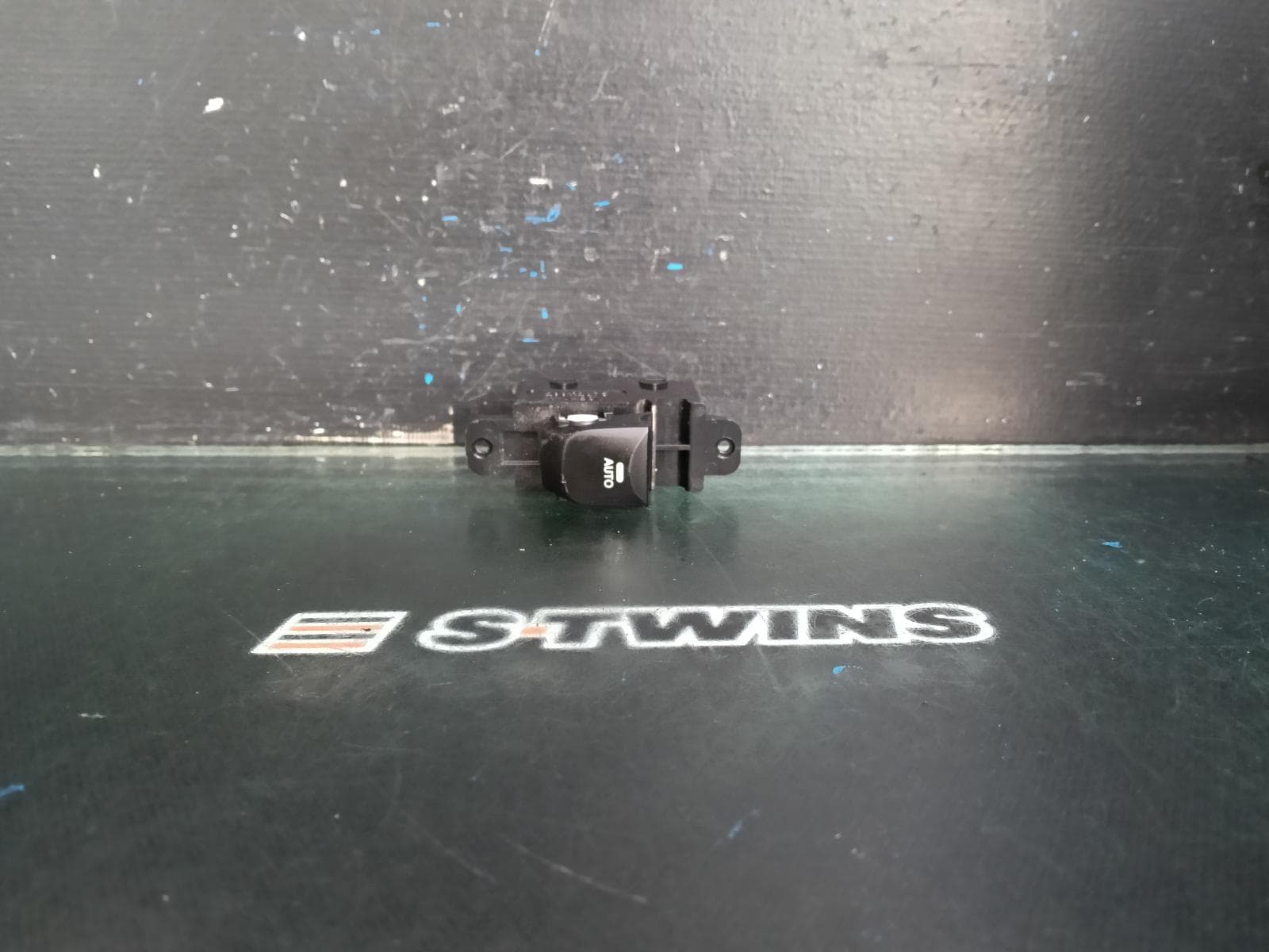 Used auto part listing image: 2013 HYUNDAI I30 PWR DR WIND SWITCH LH FRONT, NON AUTO UP/DOWN TYPE, GD, 03/12-02/17 0000401675