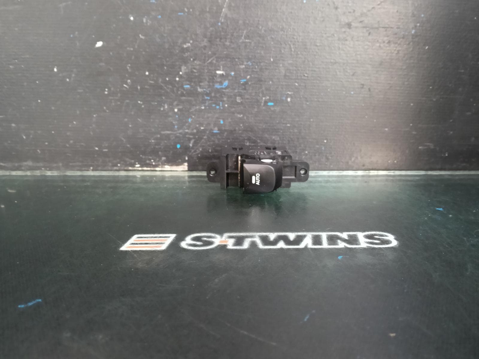 Used auto part listing image: 2013 HYUNDAI I30 PWR DR WIND SWITCH LH REAR, NON AUTO UP/DOWN TYPE, GD, 03/12-02/17 0000401676