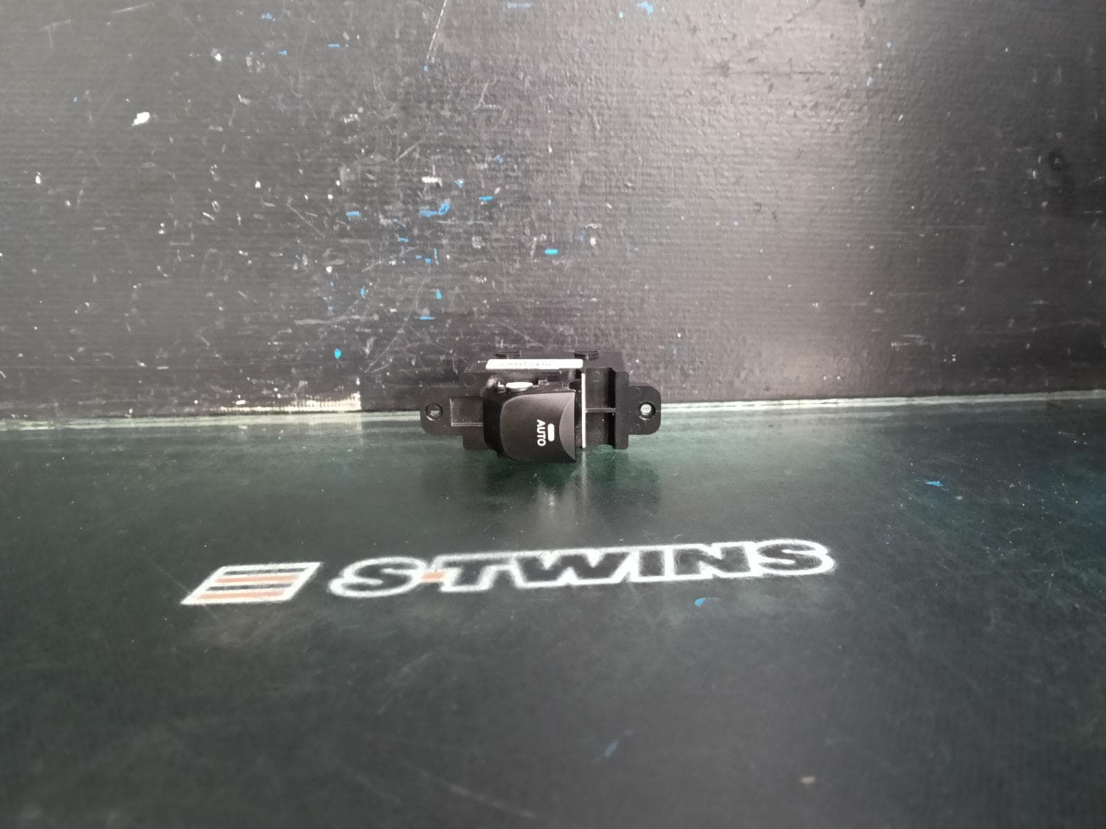 Used auto part listing image: 2013 HYUNDAI I30 PWR DR WIND SWITCH RH REAR, NON AUTO UP/DOWN TYPE, GD, 03/12-02/17 0000401677