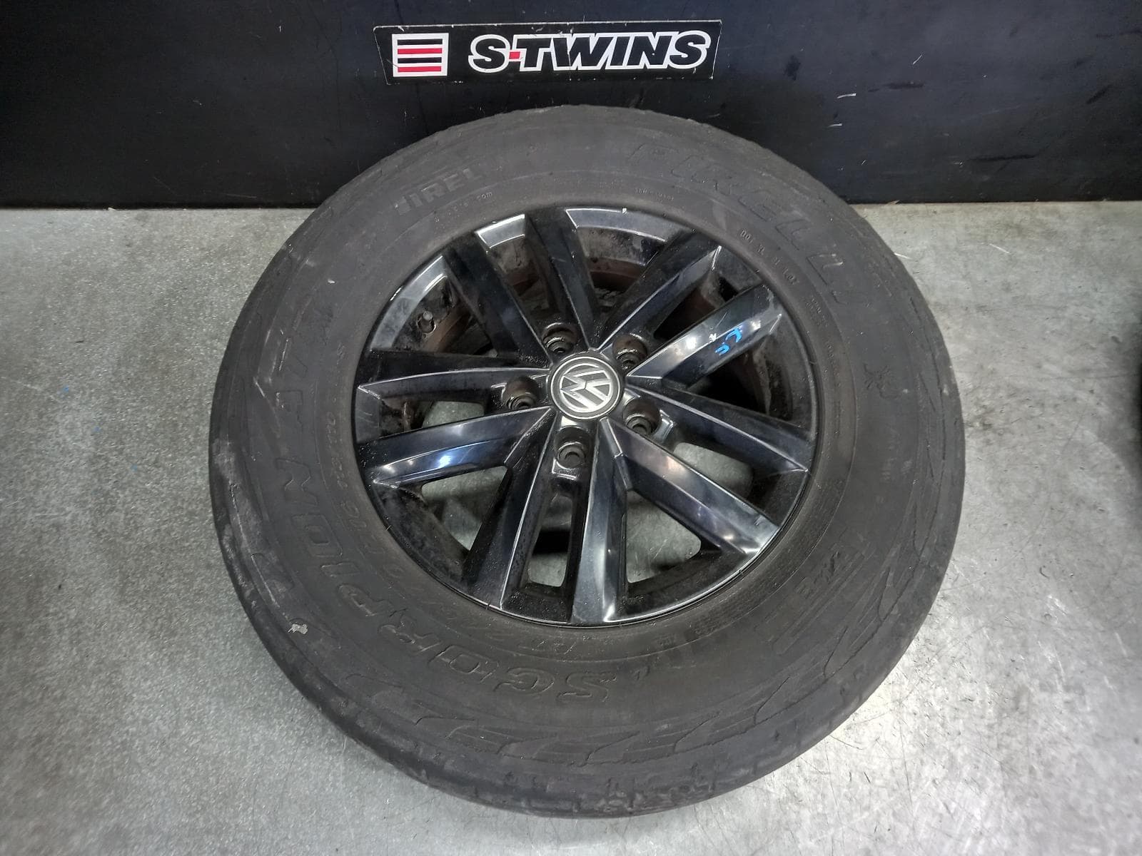 Used auto part listing image: 2018 VOLKSWAGEN AMAROK WHEEL MAG FACTORY, 16X6.5IN, KORAMA, 2H, 05/15-09/22 0000401404