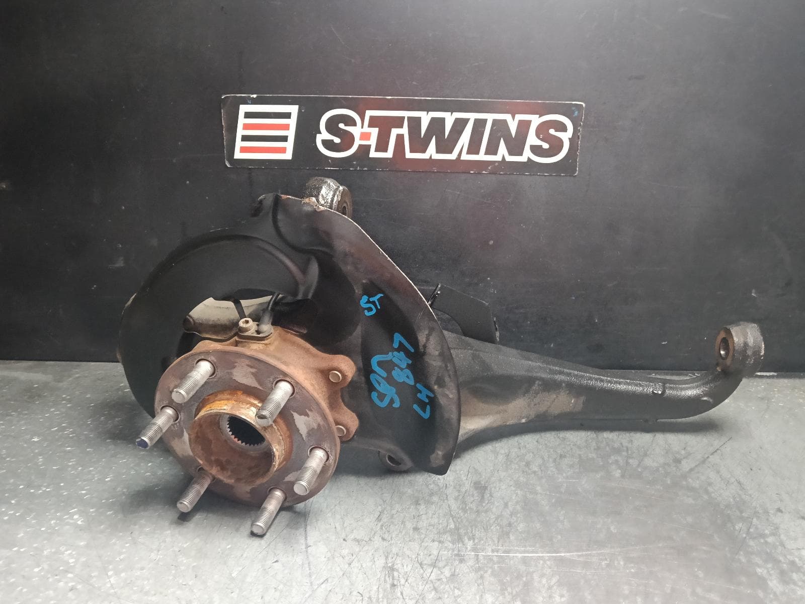 Used auto part listing image: 2017 NISSAN NAVARA LEFT FRONT HUB ASSEMBLY NP300, EARLY TYPE, 4WD, 04/15-01/18 0000413276