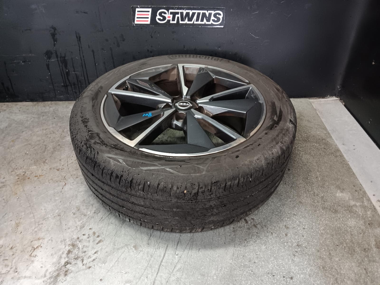 Used auto part listing image: 2024 NISSAN QASHQAI WHEEL MAG J12, FACTORY, 19X7.5IN, 5 V SPOKE, BI-COLOUR, 07/24- 0000408045