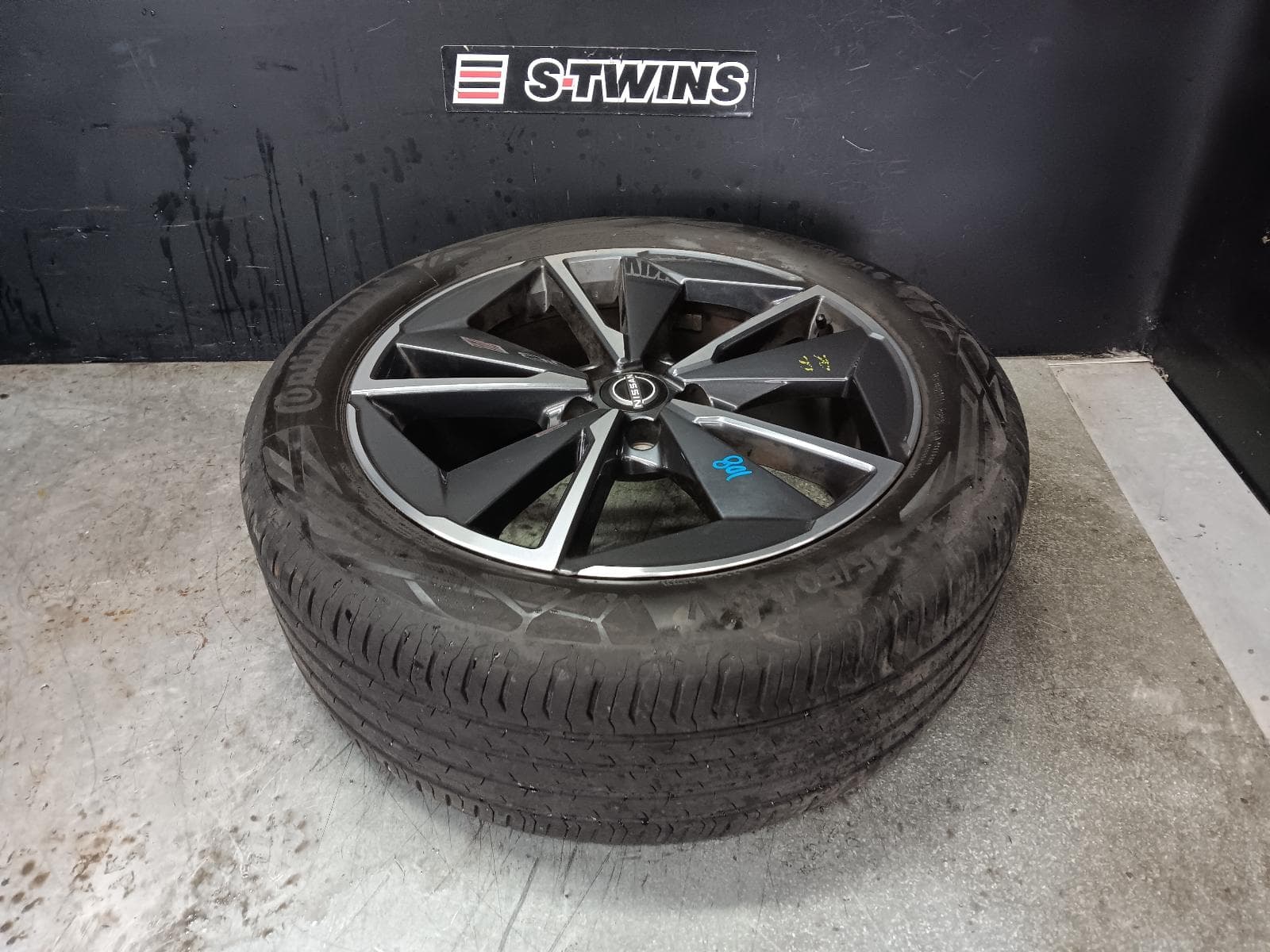 Used auto part listing image: 2024 NISSAN QASHQAI WHEEL MAG J12, FACTORY, 19X7.5IN, 5 V SPOKE, BI-COLOUR, 07/24- 0000408047