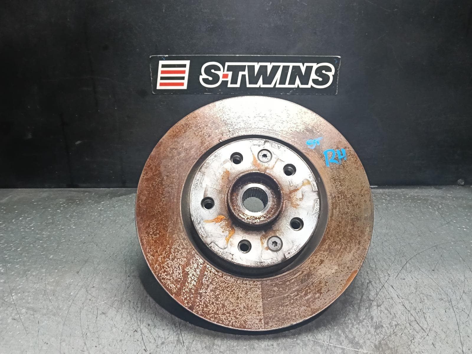 Used auto part listing image: 2024 NISSAN QASHQAI RIGHT FRONT HUB ASSEMBLY J12, 05/22- 0000408051