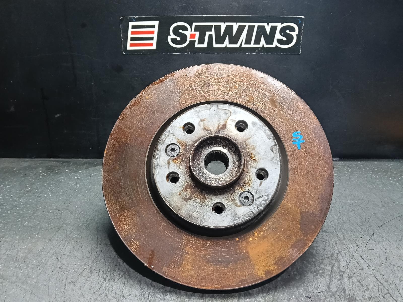 Used auto part listing image: 2024 NISSAN QASHQAI LEFT FRONT HUB ASSEMBLY J12, 05/22- 0000408054
