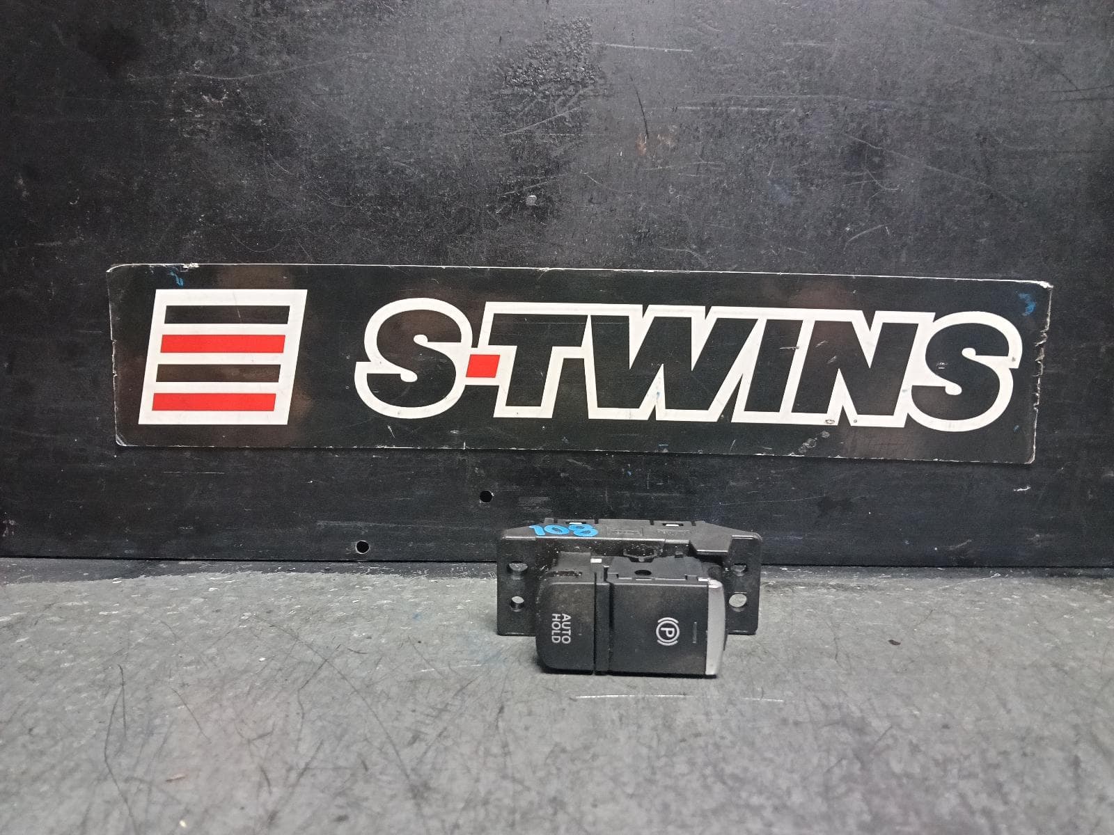 Used auto part listing image: 2024 NISSAN QASHQAI J12, ELECT PARK SWITCH, 05/22- 0000408063
