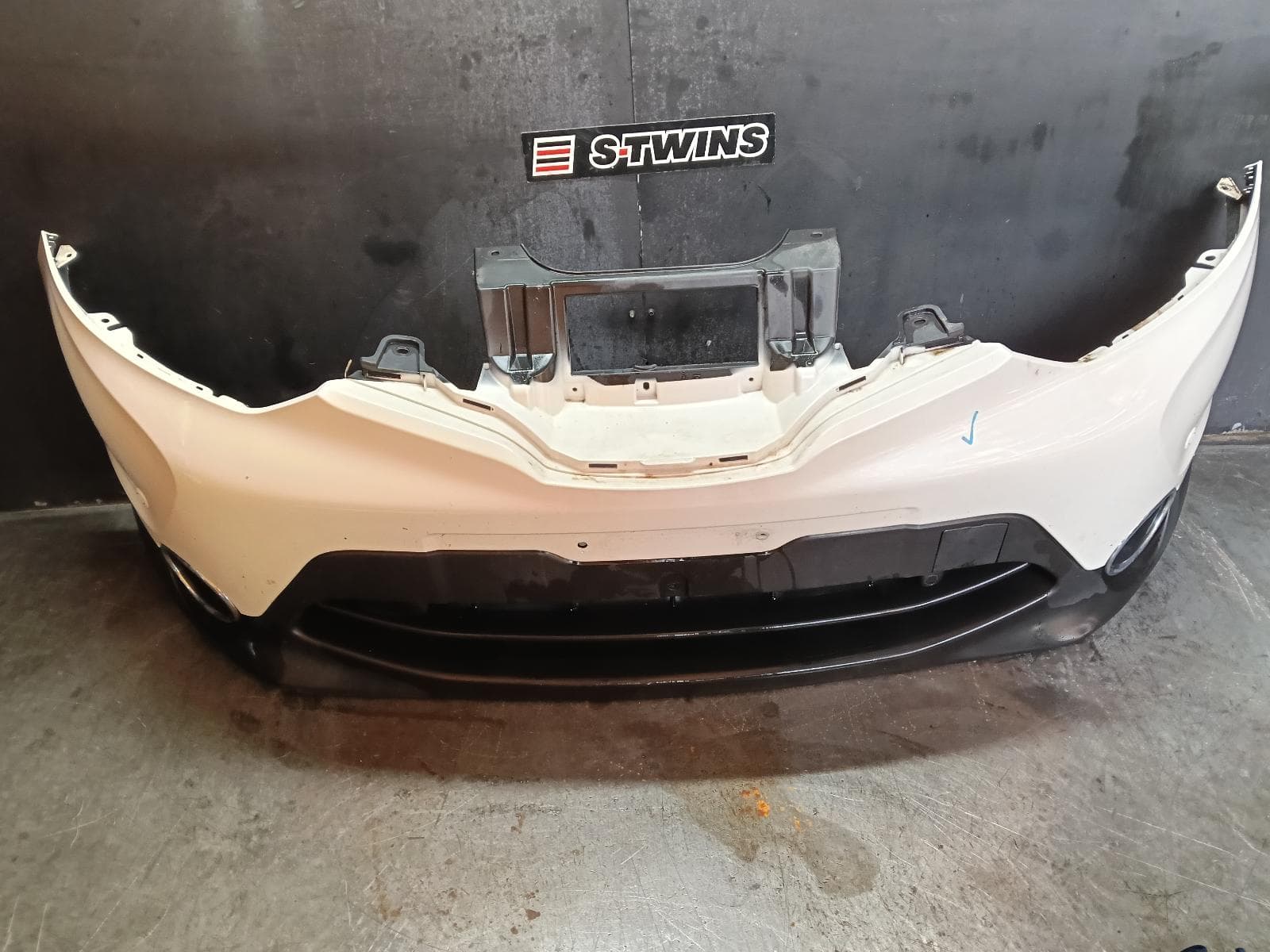 Used auto part listing image: 2016 NISSAN QASHQAI FRONT BUMPER J11, Ti/TL, W/ PARK SENSOR TYPE, 12/13-06/17 0000401928