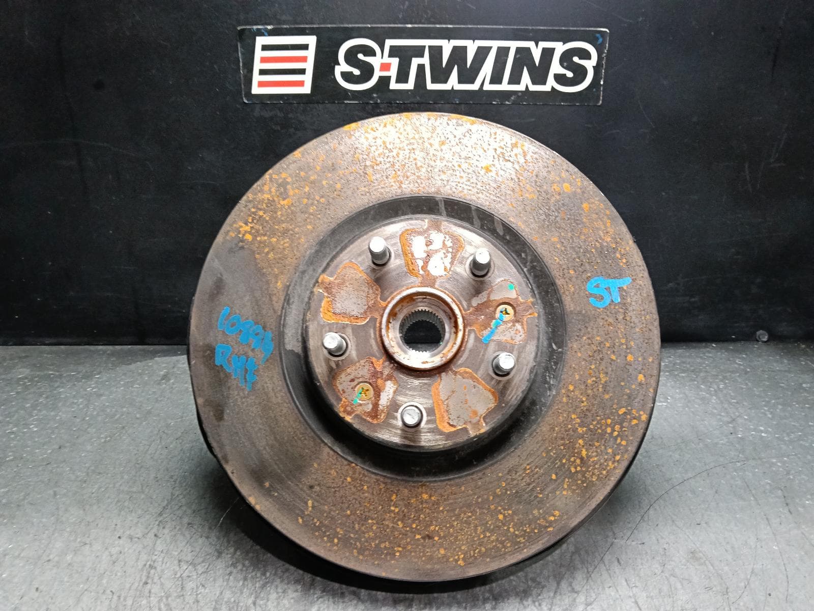 Used auto part listing image: 2025 GEELY STARRAY RIGHT FRONT HUB ASSEMBLY P145, 06/25- 0000405763