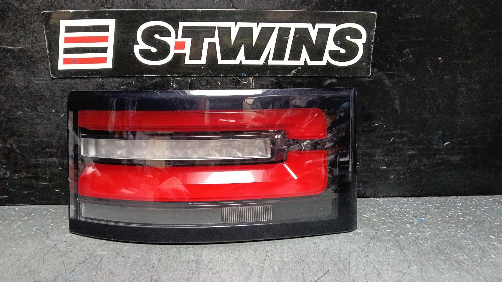 Used auto part listing image: 2017 LAND ROVER DISCOVERY REAR GARNISH L462, TAILGATE LAMP (LH SIDE), W/ LED TYPE, 12/16-12/20 0000401653