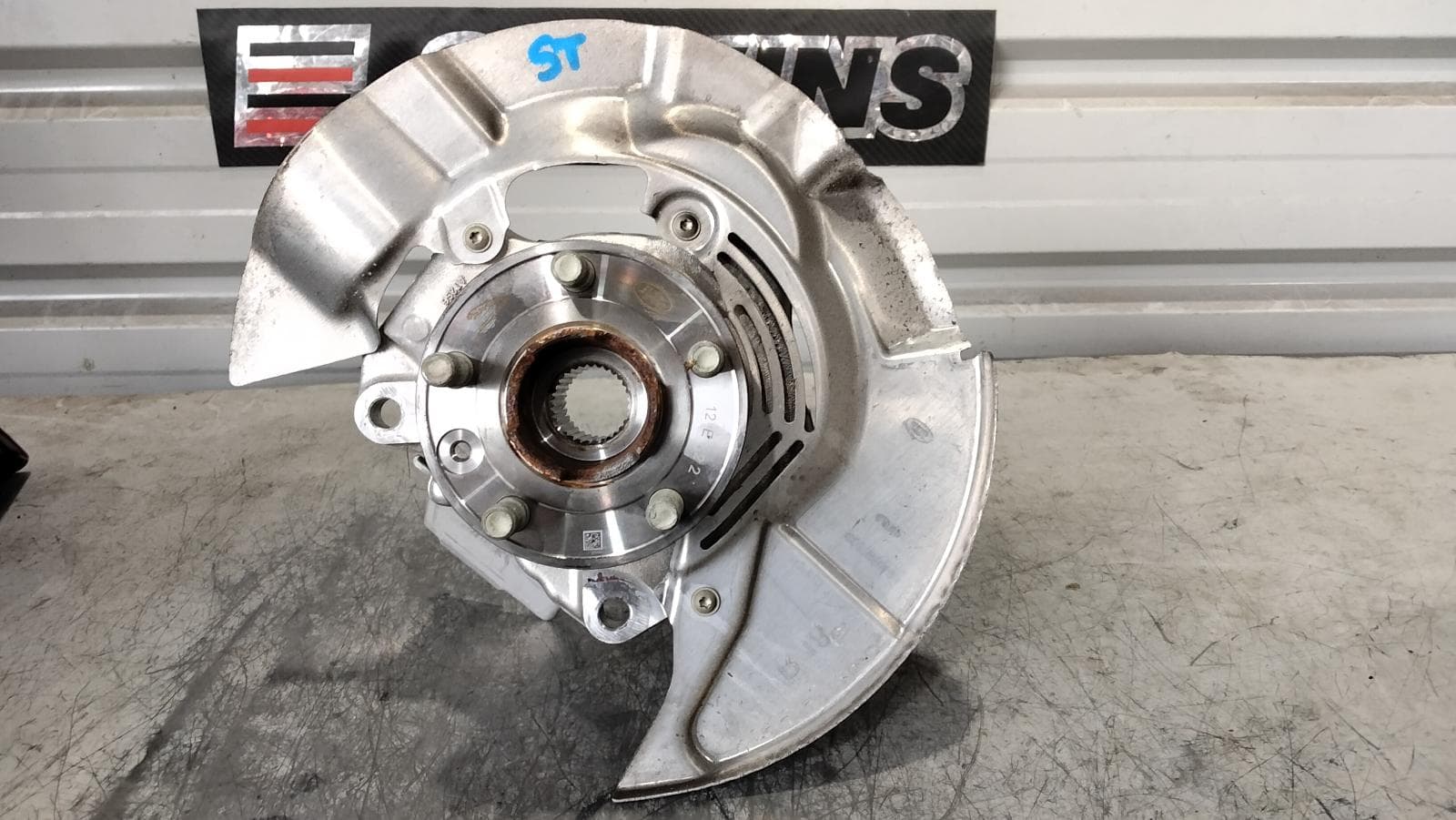 Used auto part listing image: 2018 JAGUAR E PACE RIGHT FRONT HUB ASSEMBLY X540, 11/17-12/24 0000398629