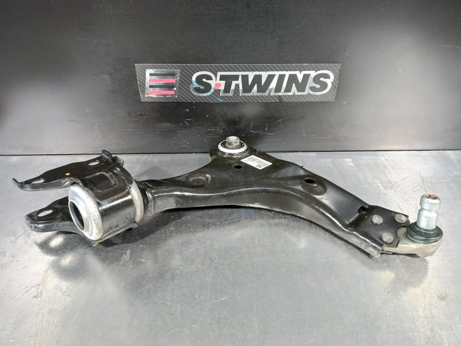 Used auto part listing image: 2019 JAGUAR E PACE RIGHT FRONT LOWER CONTROL ARM X540, 11/17-12/24 0000198455