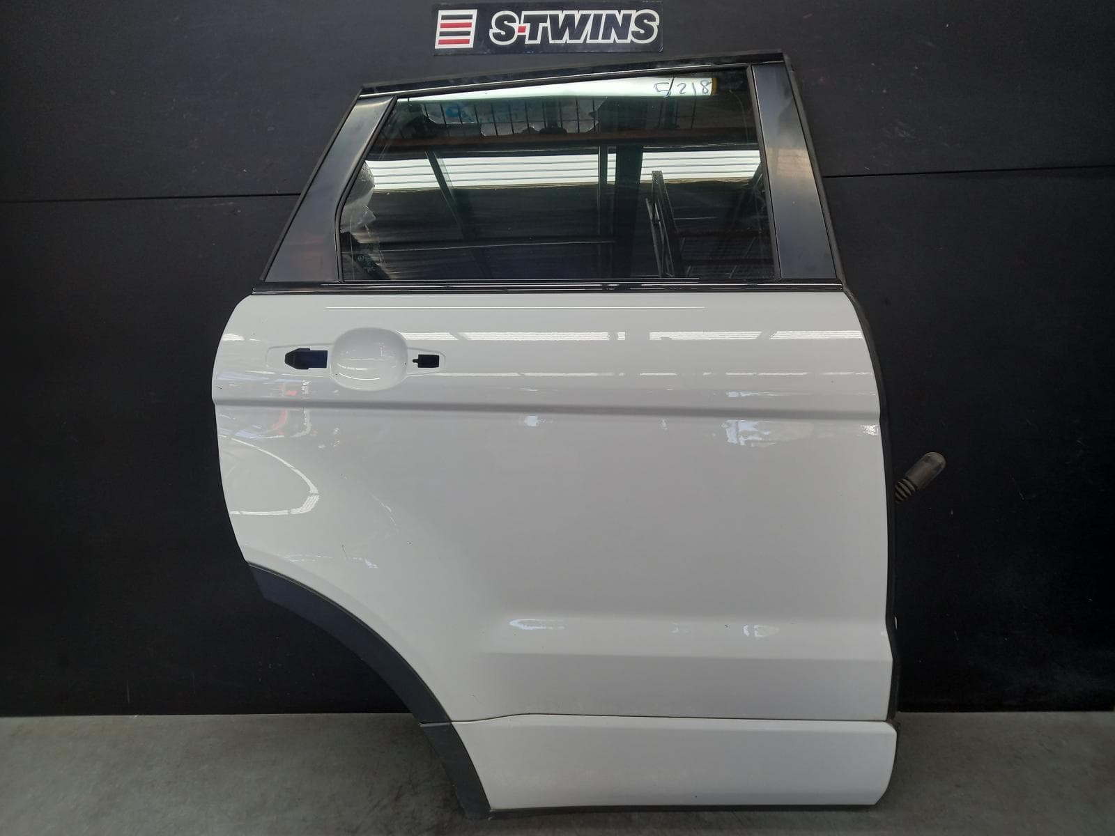 Used auto part listing image: 2016 LAND ROVER RANGE ROVER EVOQUE RIGHT REAR DOOR SLIDING L538, 11/11-01/19 0000354470