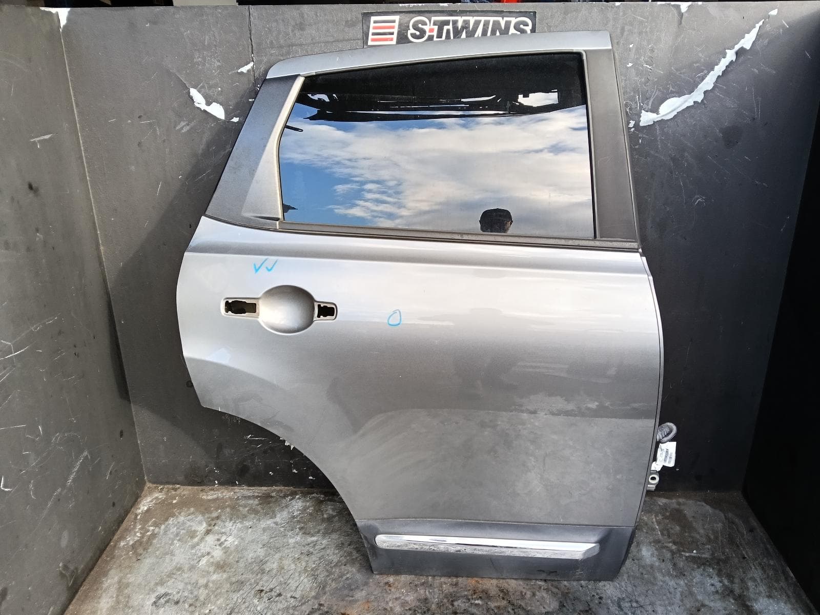 Used auto part listing image: 2014 NISSAN DUALIS RIGHT REAR DOOR SLIDING J10, 5 SEATER TYPE, 10/07-05/14 0000404900
