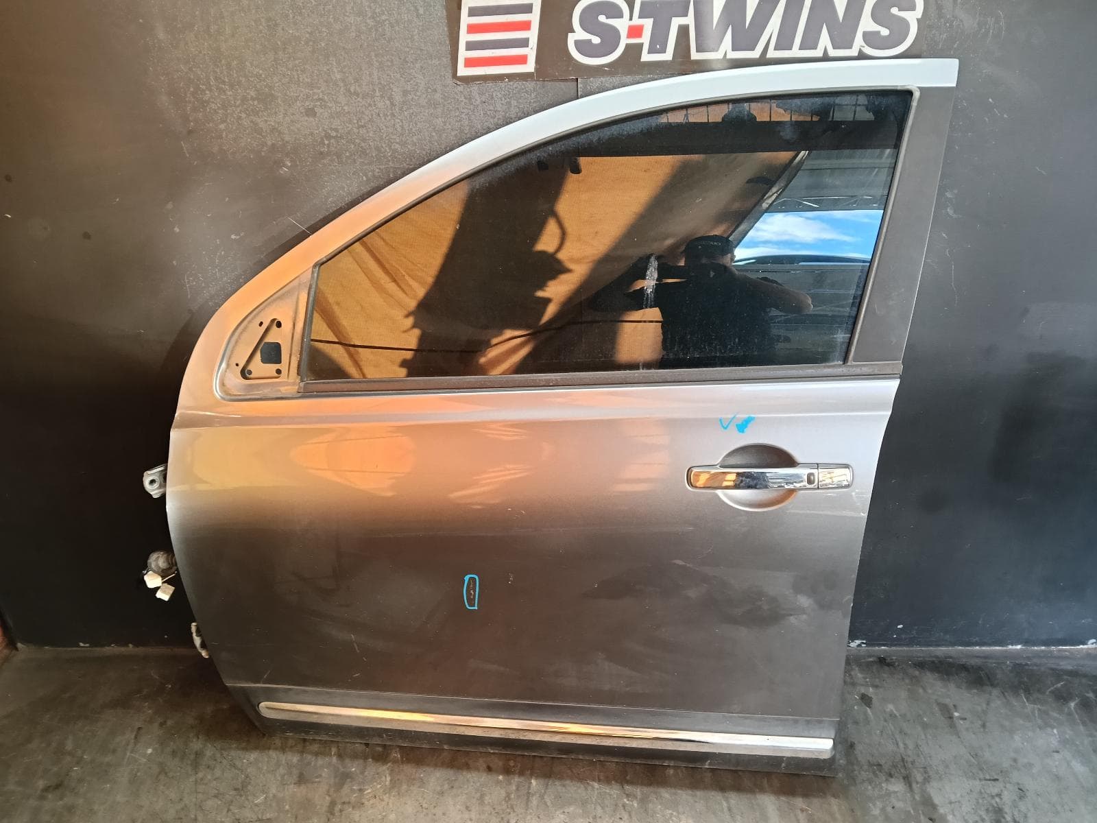 Used auto part listing image: 2014 NISSAN DUALIS LEFT FRONT DOOR J10, 5 SEATER TYPE, 10/07-05/14 0000404897