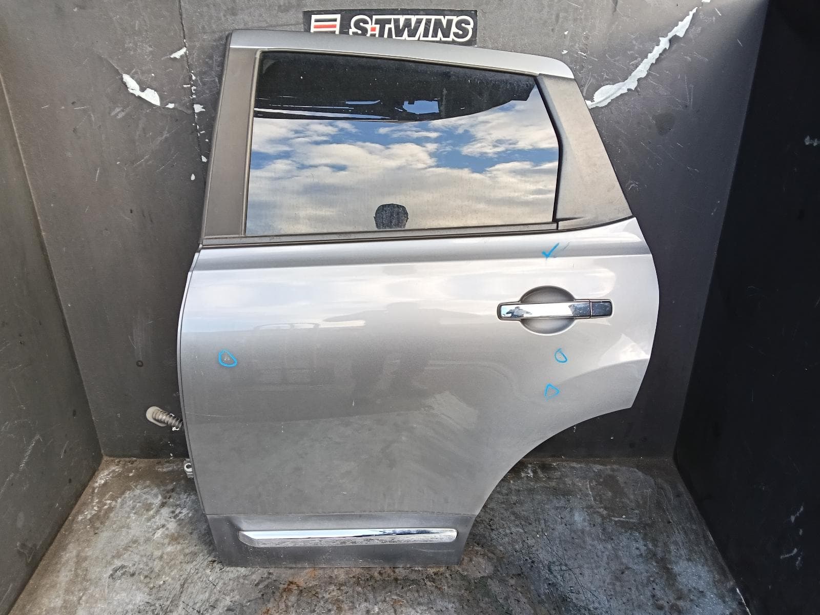 Used auto part listing image: 2014 NISSAN DUALIS LEFT REAR DOOR SLIDING J10, 5 SEATER TYPE, 10/07-05/14 0000404899