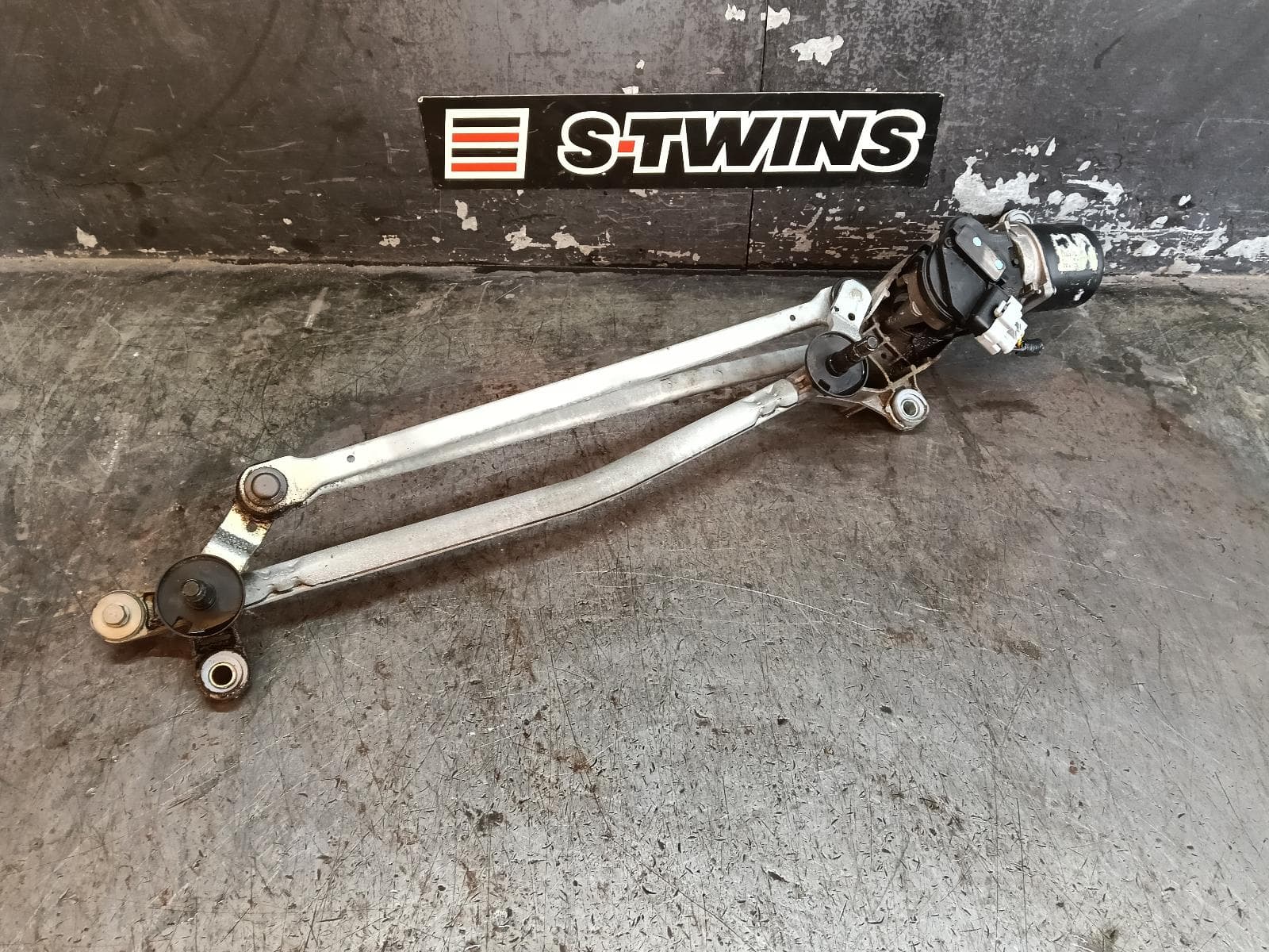 Used auto part listing image: 2014 NISSAN DUALIS WIPER MOTOR FRONT, J10, 10/07-05/14 0000405152