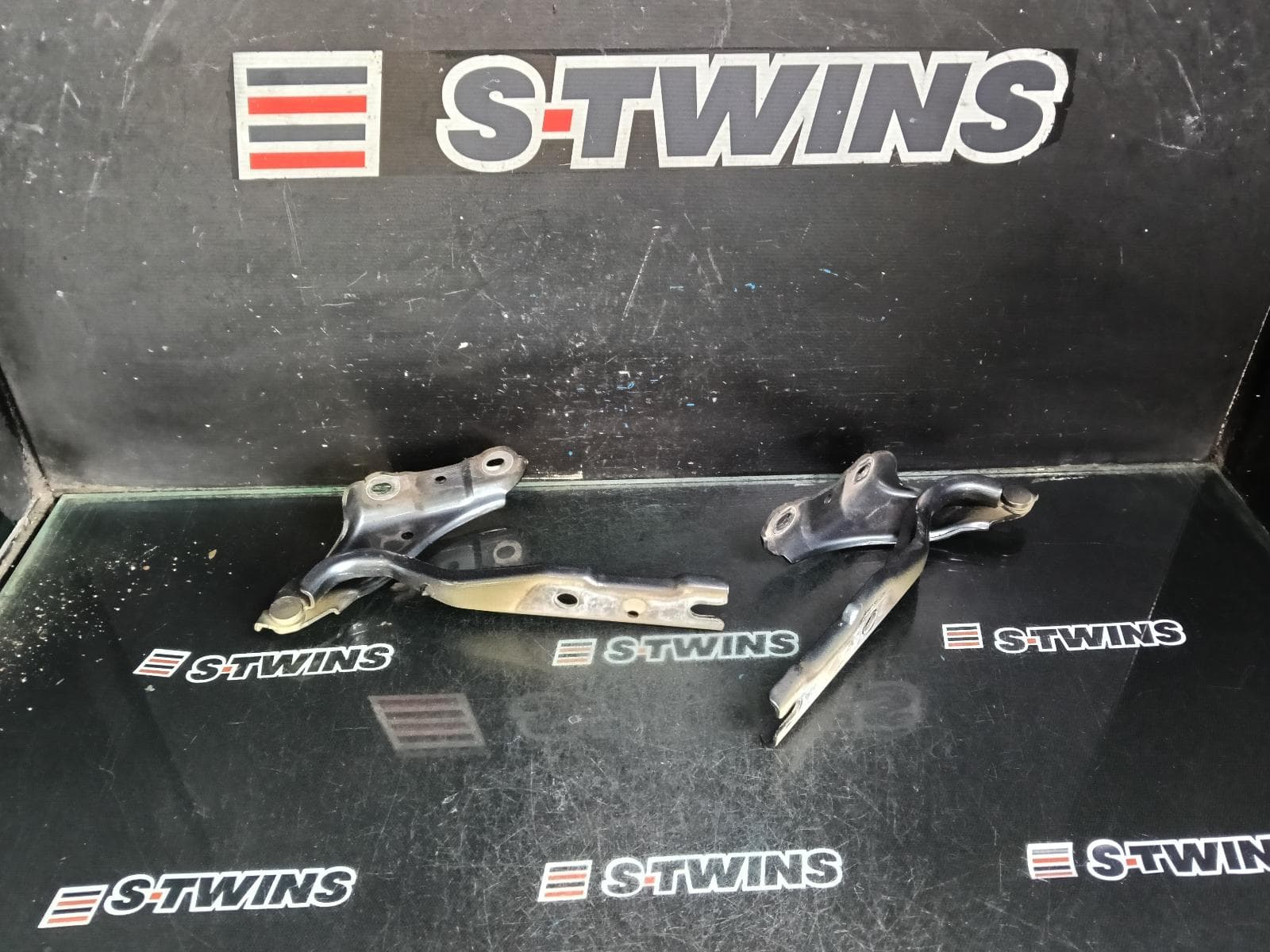 Used auto part listing image: 2020 SKODA RAPID BONNET HINGE STRUT NH, 05/14-12/20 0000402412