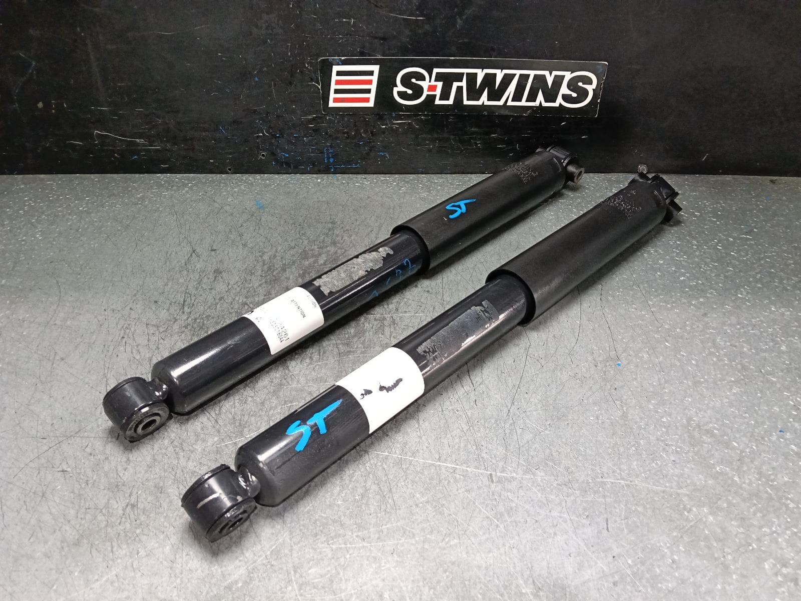 Used auto part listing image: 2019 JEEP WRANGLER SHOCK ABSORBER JL, 08/18- 0000402939