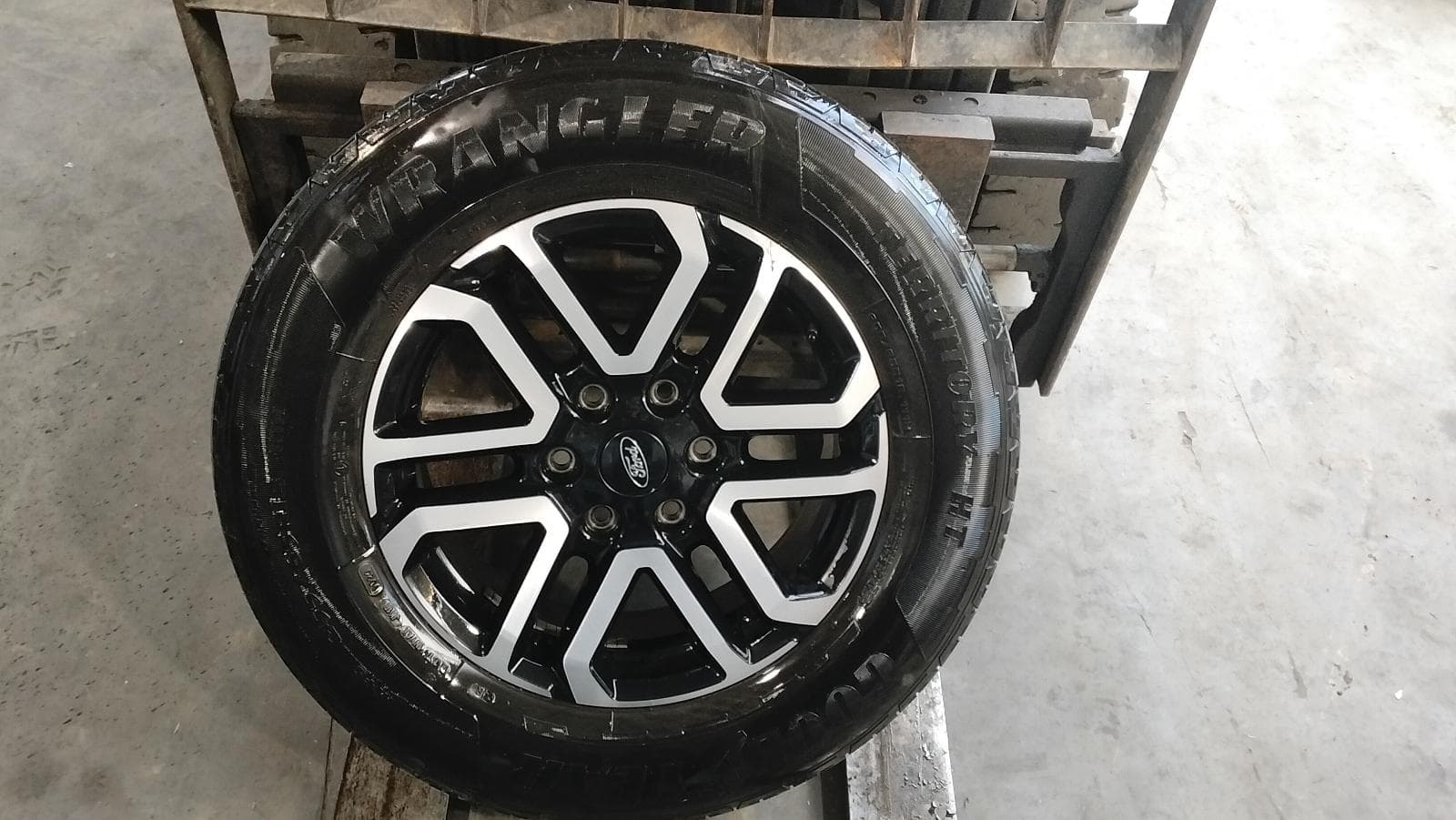 Used auto part listing image: 2021 FORD EVEREST WHEEL MAG FACTORY, 18X8.5IN, 6 Y SPOKE, UA, 07/15-05/22 0000402366