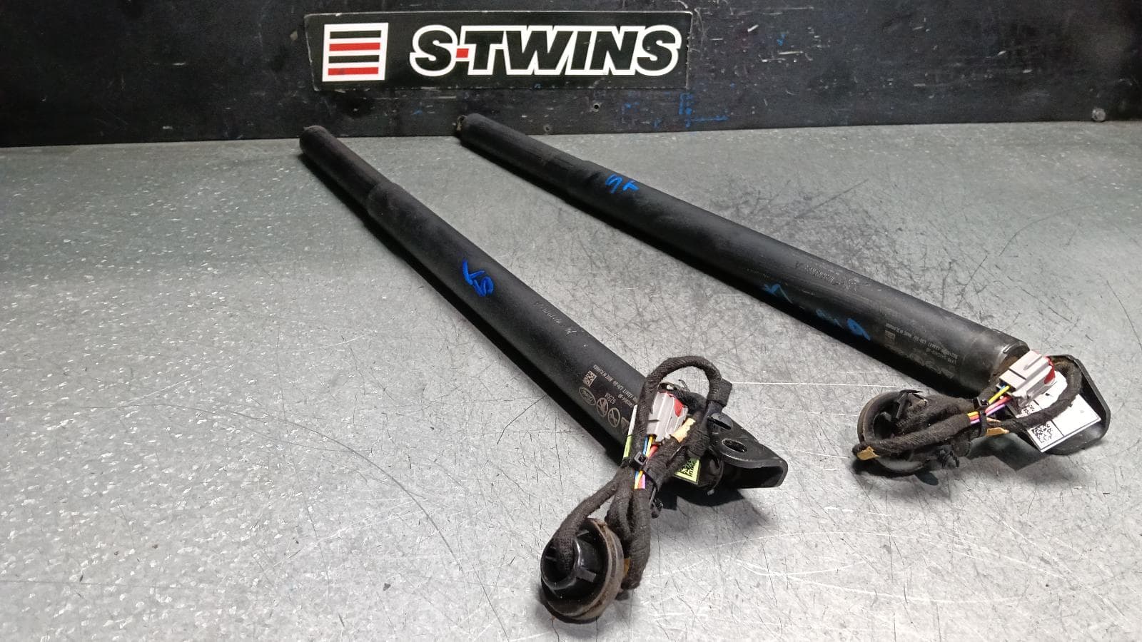 Used auto part listing image: 2021 FORD ESCAPE HATCH STRUT ZH, TAILGATE STRUTS (PAIR), W/ POWER LIFTGATE TYPE, 06/20- 0000402156