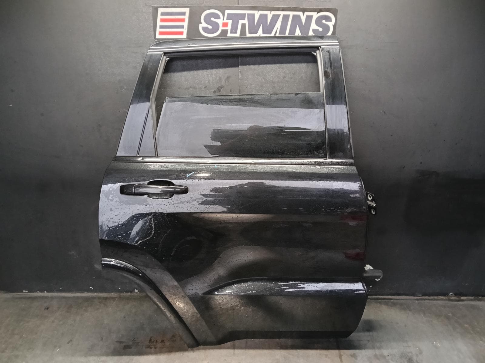 Used auto part listing image: 2017 JEEP GRANDCHEROKEE RIGHT REAR DOOR SLIDING WK, NON MOULD TYPE, NON SRT/SRT8, 10/10-02/22 0000403161