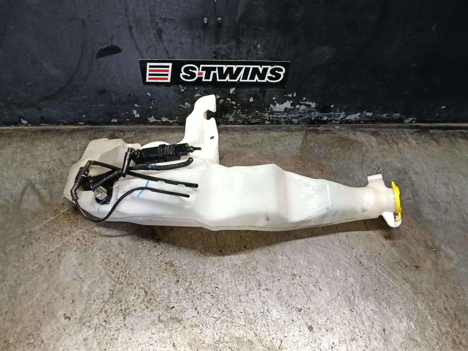 Used auto part listing image: 2017 JEEP GRANDCHEROKEE OVERFLOW BOTTLE WK, DIESEL, 3.0, W/ BLACK TOP TYPE, EXPANSION TANK, 04/13-02/22 0000403255
