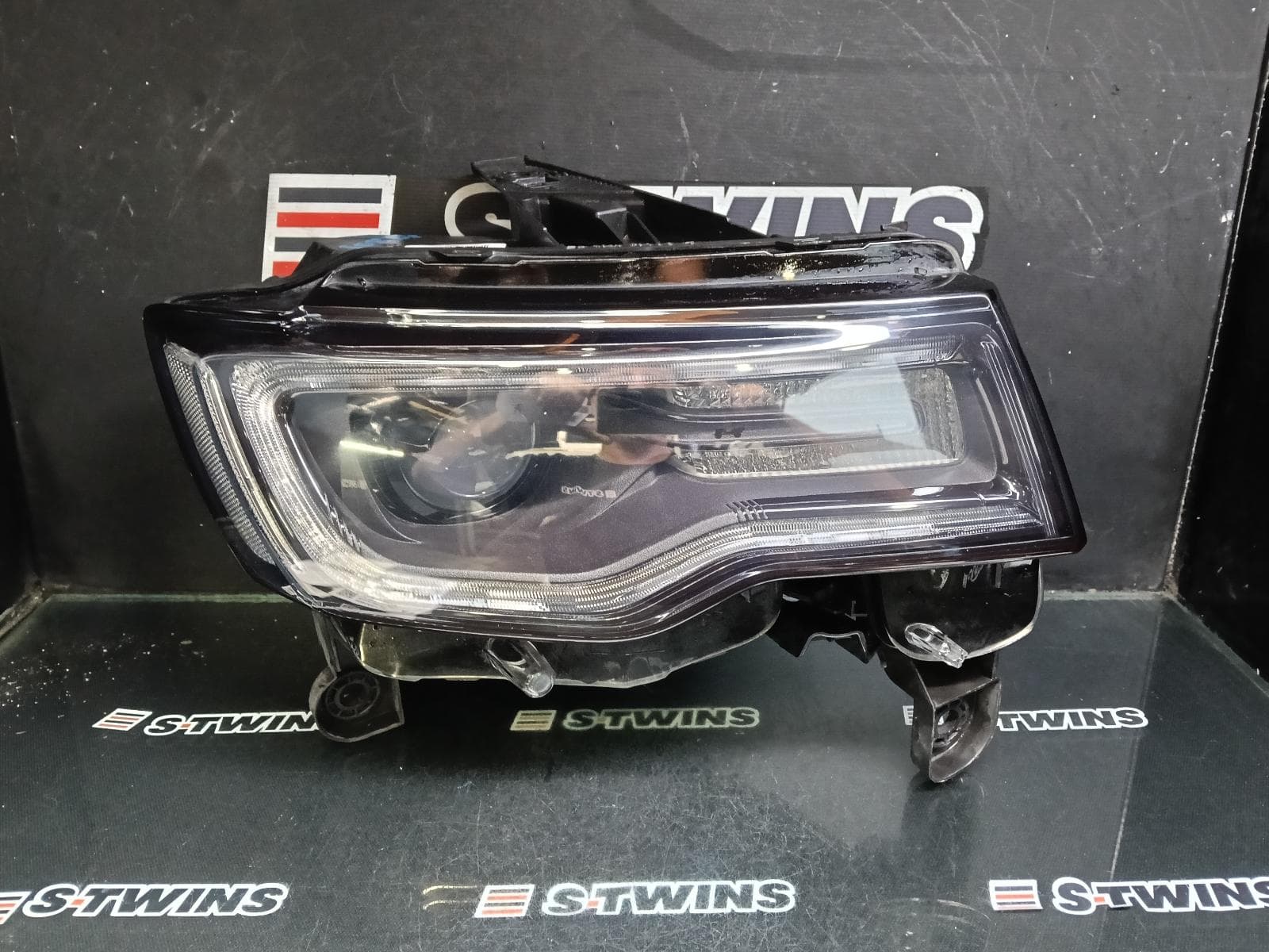 Used auto part listing image: 2017 JEEP GRANDCHEROKEE RIGHT HEADLAMP WK, LAREDO/LIMITED/OVERLAND/TRAILHAWK/25TH ANNIV/BLACKHAWK, XENON, NON ADAPTIVE TYPE, 09/16-02/22 0000403261