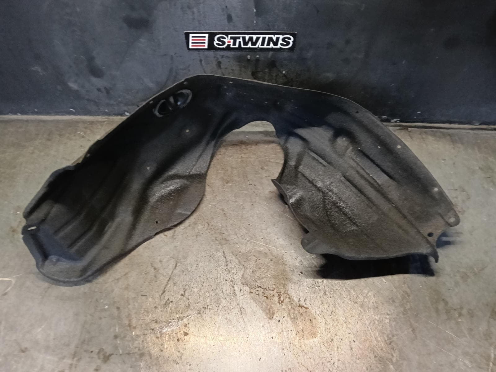 Used auto part listing image: 2017 JEEP GRANDCHEROKEE LEFT GUARD LINER WK, FRONT, NON SRT8/SRT/TRACKHAWK, 10/10-02/22 0000403263