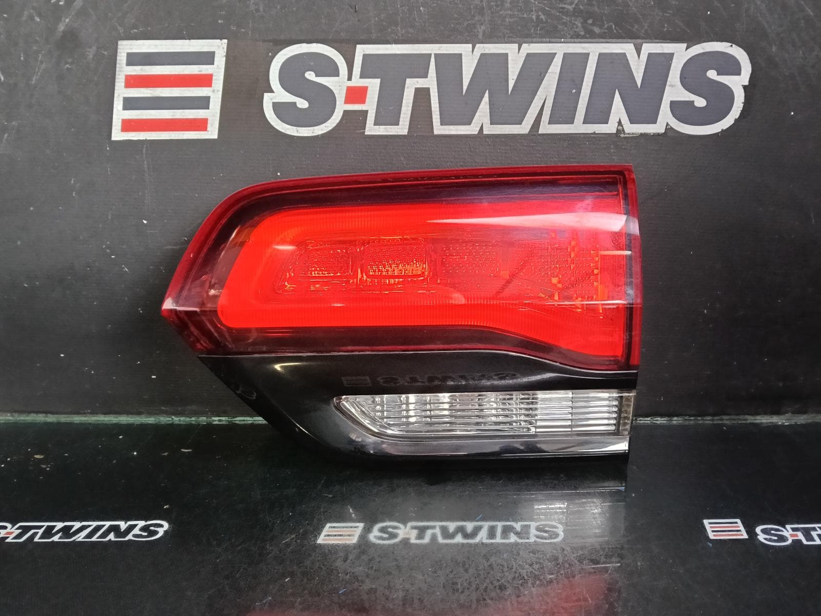 Used auto part listing image: 2017 JEEP GRANDCHEROKEE REAR GARNISH TAILGATE LAMP (RH SIDE), WK, SRT/75TH ANNIV/TRACKHAWK/BLACKHAWK, BLACK BEZEL, 04/13-02/22 0000403268