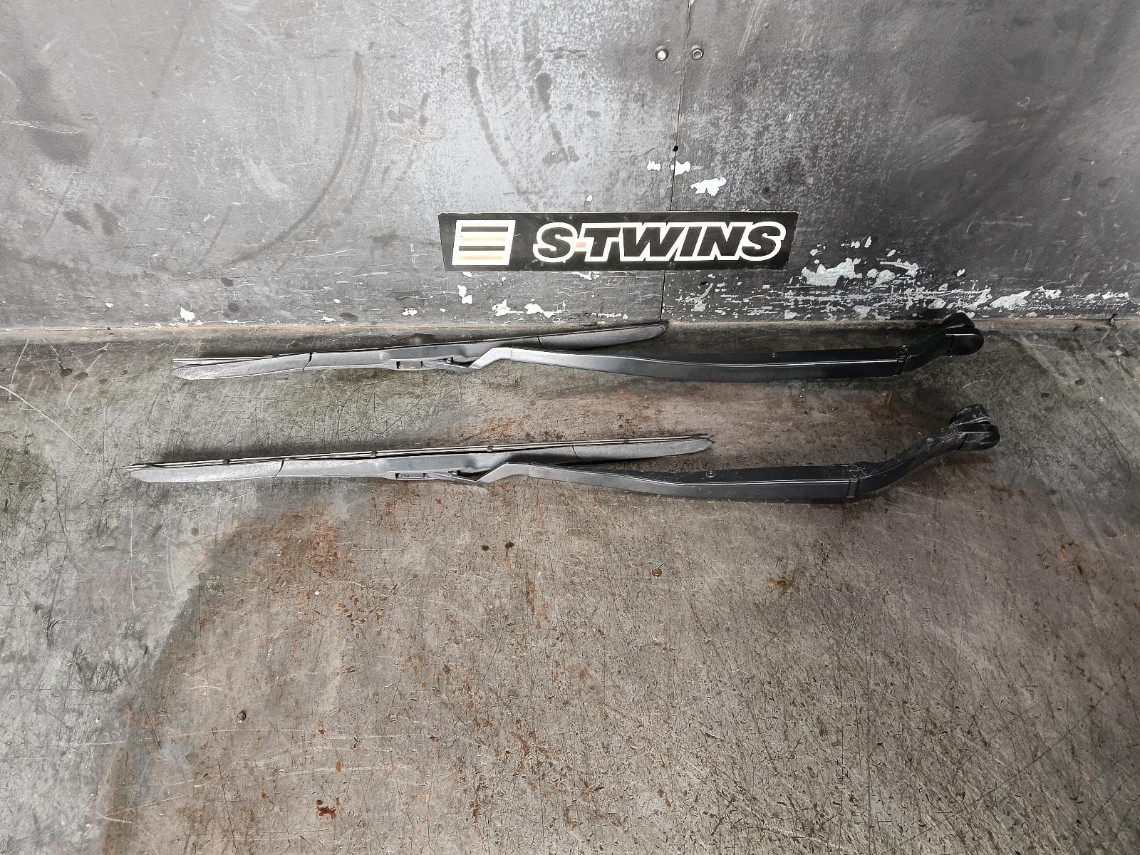 Used auto part listing image: 2017 JEEP GRANDCHEROKEE WIPER ARM FRONT (PAIR), WK, 10/10-02/22 0000403269