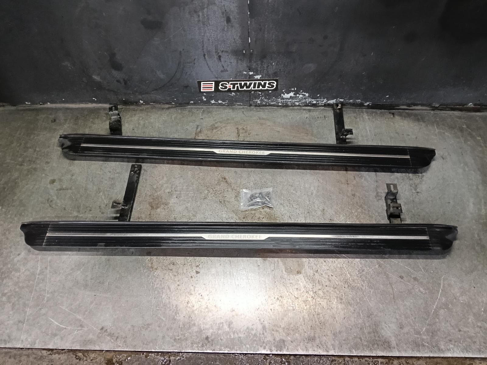 Used auto part listing image: 2017 JEEP GRANDCHEROKEE SIDE STEP SKIRT WK, SIDE SKIRT, ASSY, 10/10-02/22 0000403093