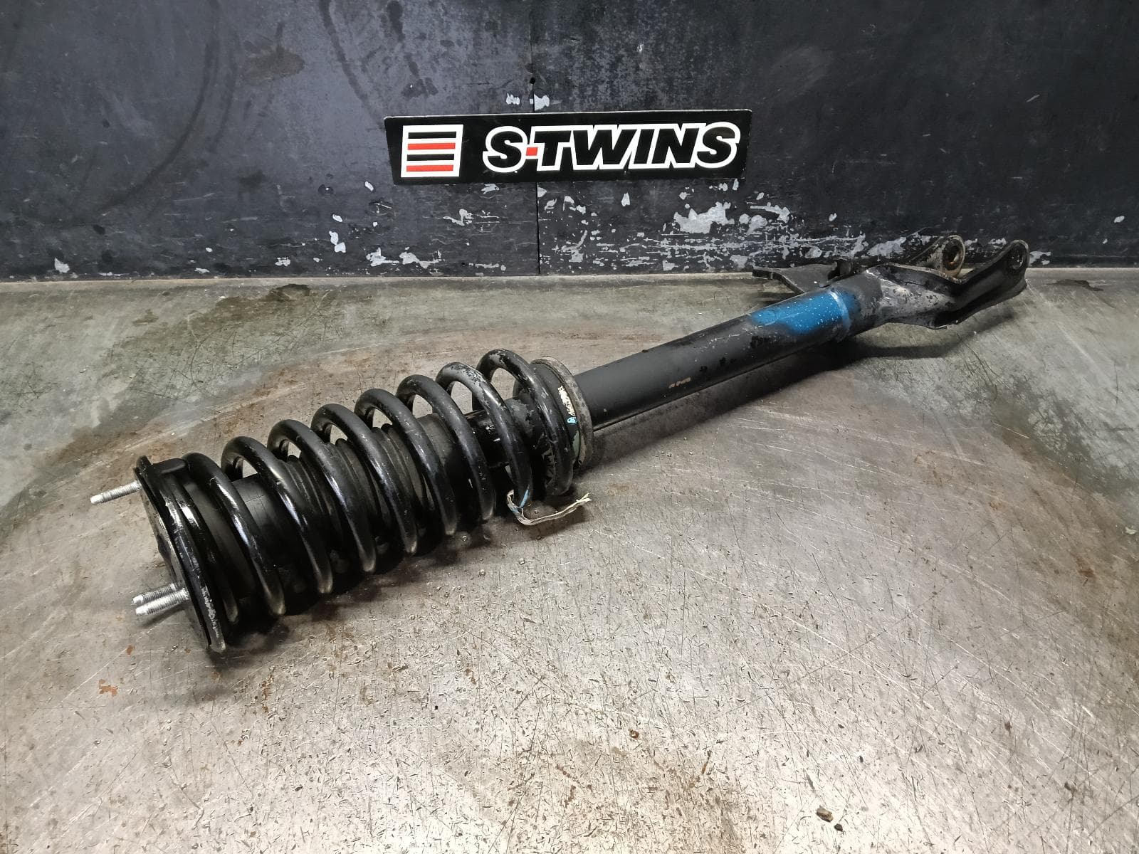 Used auto part listing image: 2017 JEEP GRANDCHEROKEE RIGHT FRONT STRUT WK, STANDARD TYPE, 09/16-02/22 0000403275
