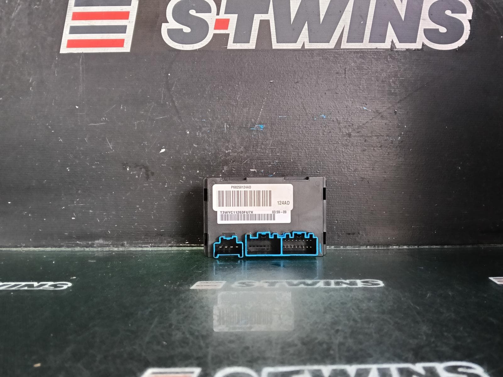 Used auto part listing image: 2017 JEEP GRANDCHEROKEE TRANSFER CASE ECU, P/N 68250124AD, WK, 04/13-02/22 0000403279