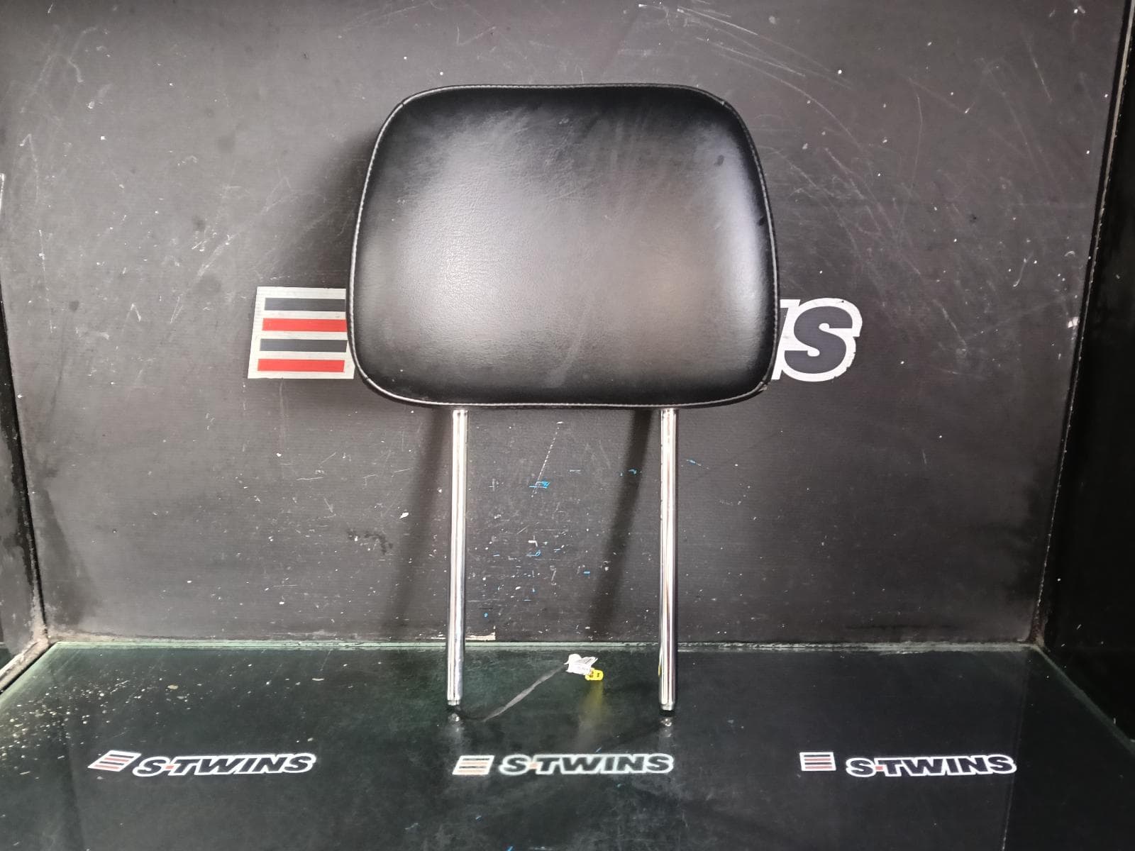 Used auto part listing image: 2017 JEEP GRANDCHEROKEE HEADREST LH FRONT, LEATHER, BLACK, W/ ORANGE OUTLINE, WK, 10/10-02/22 0000403286
