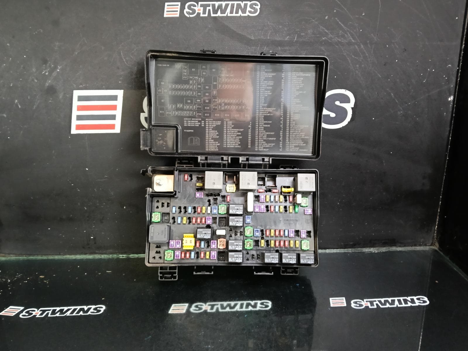 Used auto part listing image: 2015 JEEP GRANDCHEROKEE FUSE BOX ENGINE BAY, PETROL, 3.6, WK, 03/13-09/16 0000403299